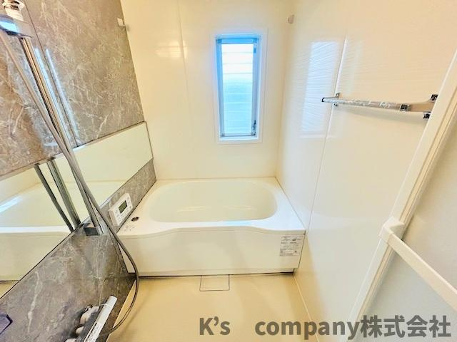 ◎藤沢市鵠沼海岸1丁目　コーポ鵠沼B棟の独立洗面台|三面鏡の内側には小物収納が充実しています◇