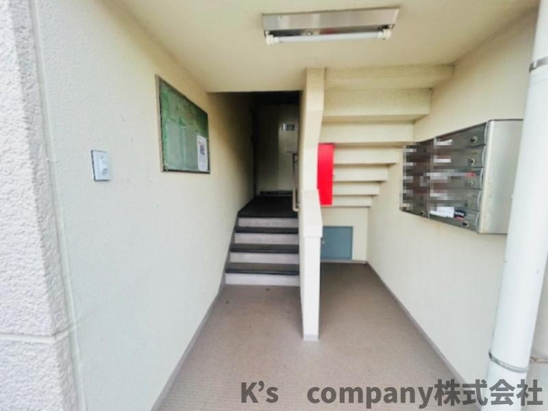 ◎藤沢市鵠沼海岸1丁目　コーポ鵠沼B棟のその他共用部分|郵便受け☆こちらの階段を上がると住戸があります◇