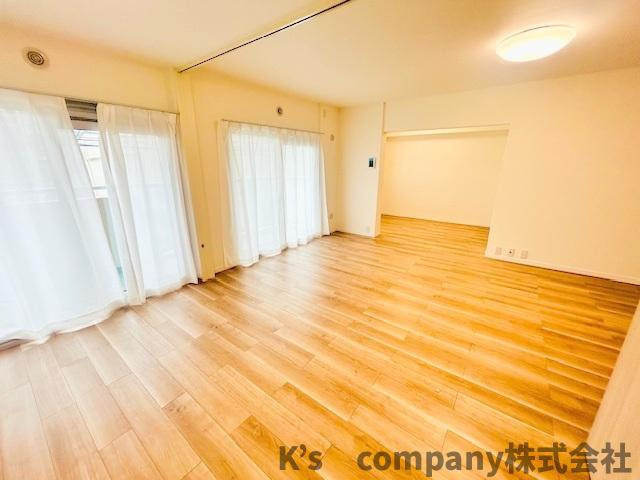 ◎藤沢市鵠沼海岸1丁目　コーポ鵠沼B棟の居間・リビング|リビングは広々17.5帖◇広い窓から明るい日差しが差し込みます♪