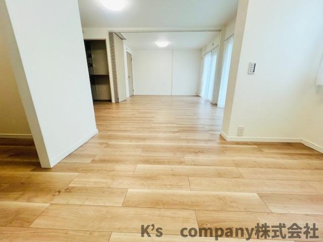 ◎藤沢市鵠沼海岸1丁目　コーポ鵠沼B棟の居間・リビング|優しい色合いの木目のフローリングが温かさを感じさせます☆