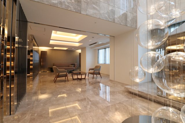 【ロビー】 | 【スカイラウンジ】22階部分です！奥には落ち着いたスペースもございます。モダンな印象の空間です。