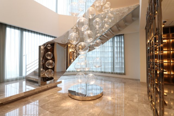 【ロビー】 | 【スカイラウンジ】23階部分への階段です！水泡をイメージした丸い吹きガラスのオブジェが印象的！