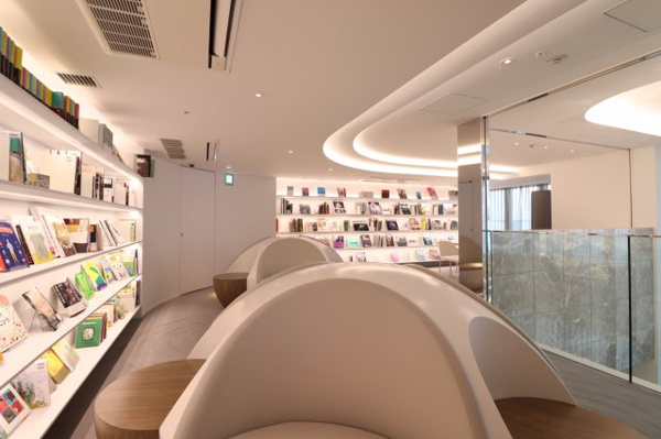 【ロビー】 | 【スカイラウンジ】スカイラウンジはメゾネットタイプです。階段を上ると雰囲気の異なるお部屋へ♪