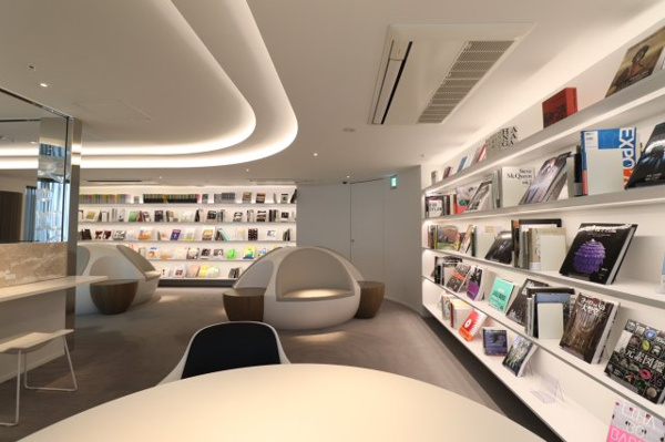 【ロビー】 | 【スカイラウンジ】23階部分です！コズミックなイメージをも彷彿させる、まるで近未来のラウンジ！