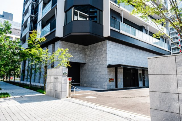 【駐車場】 | 【敷地内駐車場入り口】管理の行き届いたきれいな駐車場です♪十分なひろさがあり、車の出し入れも簡単！