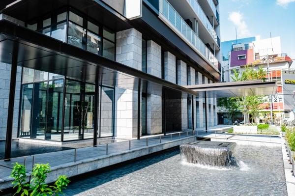  | 【エントランス外観】水の音が響き、涼しげな印象を与える「アクアコリドー」です！