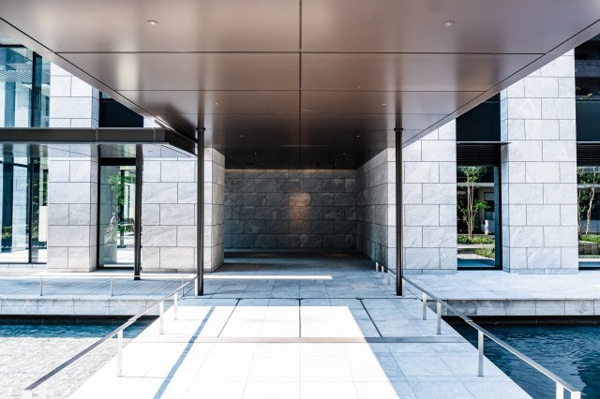  | 【エントランス外観】「水都大阪」を思わせる、格調あるエントランス。両サイドの水面に緑が映り込みます。