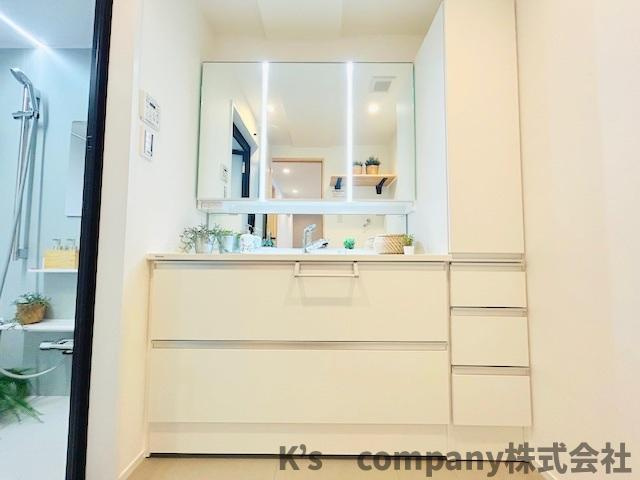 茅ヶ崎市緑が浜　ライオンズマンション茅ヶ崎グランコースト　2階の独立洗面台|三面鏡の内側には小物収納が充実しています◇