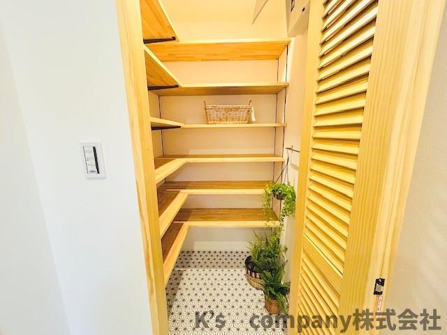 茅ヶ崎市緑が浜　ライオンズマンション茅ヶ崎グランコースト　2階のその他|玄関横には土間収納があり、仕切り棚がついているので整理がしやすくなっています☆