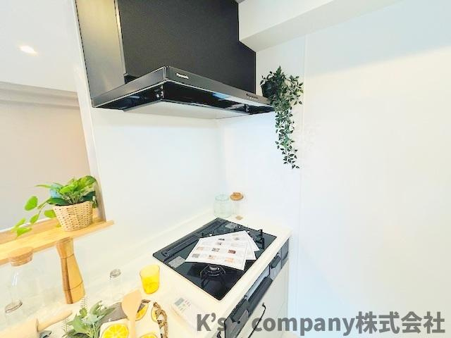 茅ヶ崎市緑が浜　ライオンズマンション茅ヶ崎グランコースト　2階のキッチン|三口ガスコンロでお料理の幅が広がります◇