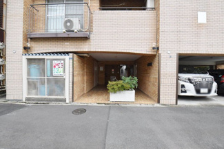 【エントランス】 | お客様を、そして住人を出迎えてくれるマンションのエントランス。ゴミが落ちていないことからも、管理状態の良さや住民の節度の高さが見て取れます。～即日のご見学可能～　お問合せはお気軽にどうぞ。
