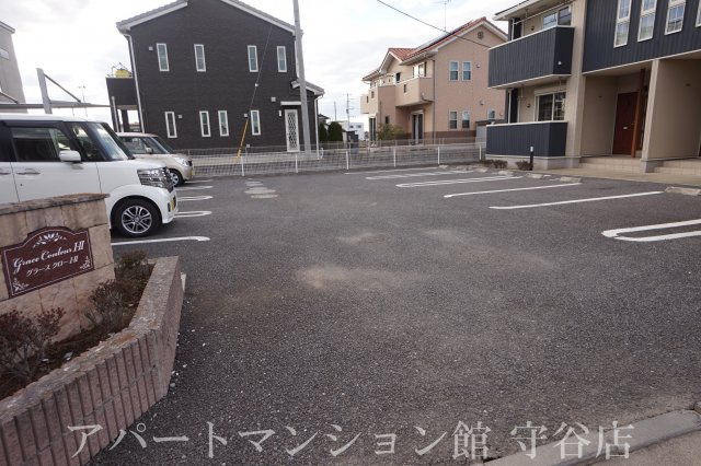 グラースクローⅡの駐車場
