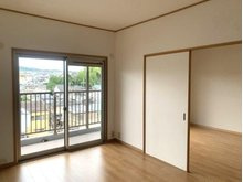 【洋室】 | ☆宇治大久保コープＡ棟 | 複層ガラス採用で結露の防止や、冷暖房効率が向上し省エネで家計と環境に優しい