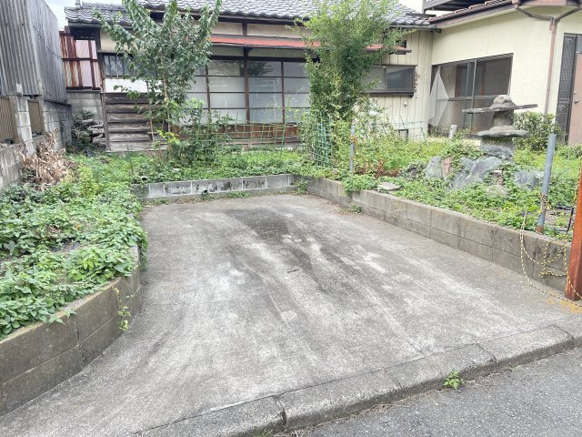 藤岡市藤岡　中古900①の駐車場