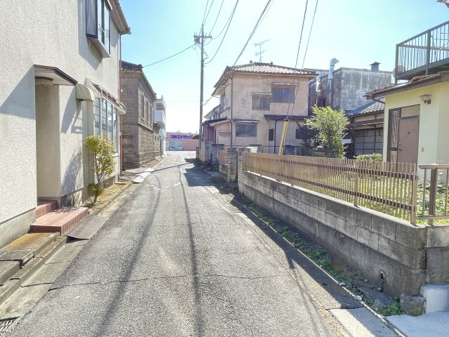 藤岡市藤岡　中古900①の前面道路含む現地写真
