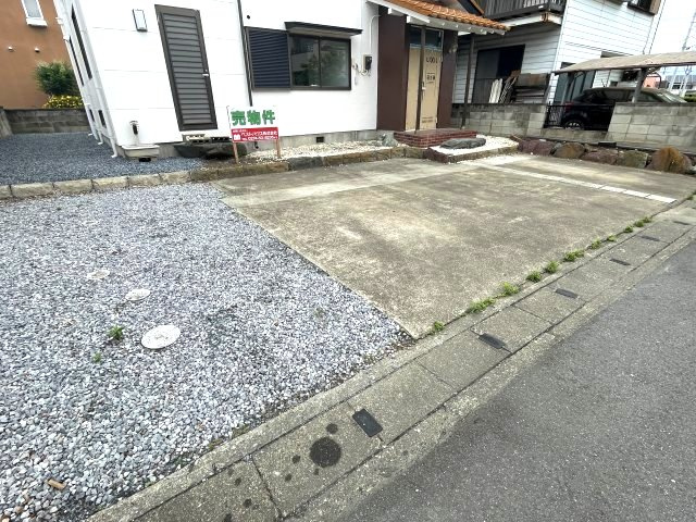 藤岡市藤岡　中古1580の駐車場