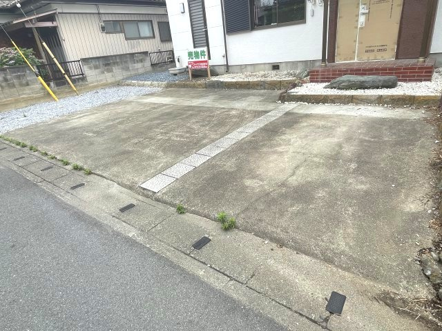 藤岡市藤岡　中古1580の駐車場