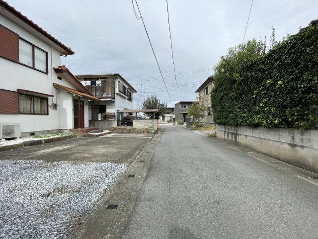 藤岡市藤岡　中古900②の前面道路含む現地写真