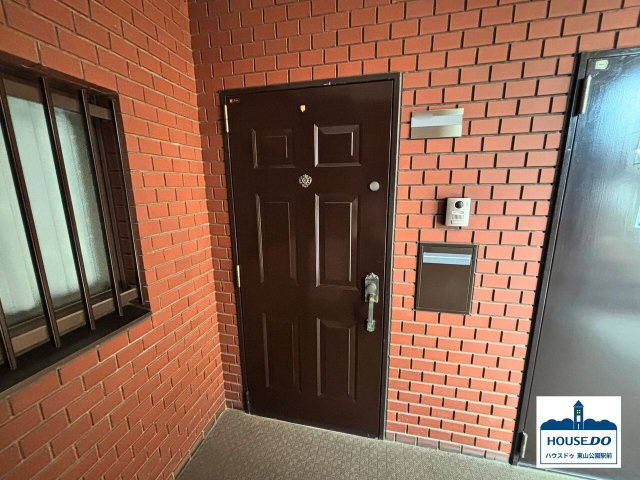 ペット可！全居室6帖以上！ 東山台スカイマンションの玄関|共用部から見た、玄関外側の様子