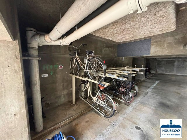 ペット可！全居室6帖以上！ 東山台スカイマンションの駐輪場|屋内ラック式駐輪場です