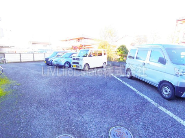 アウステル田無の駐車場
