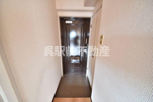 小柴クリーニングマンションの玄関