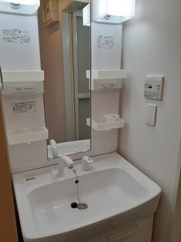 【洗面所】 | カーサソーレ | スペースが確保できる洗面所です