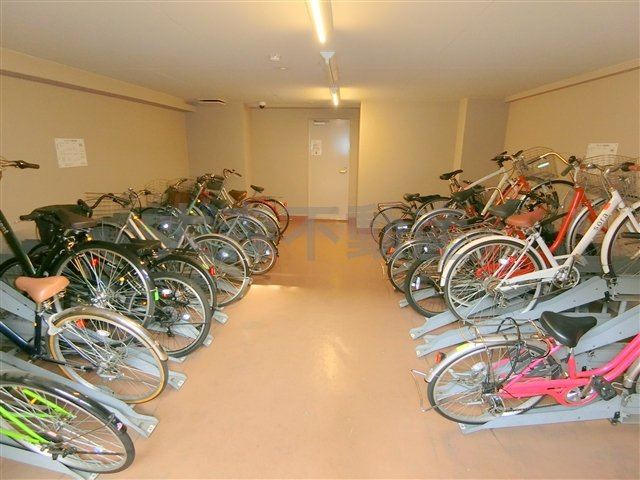 パレステュディオ大森WESTのその他共用部分|屋根付きの駐輪場