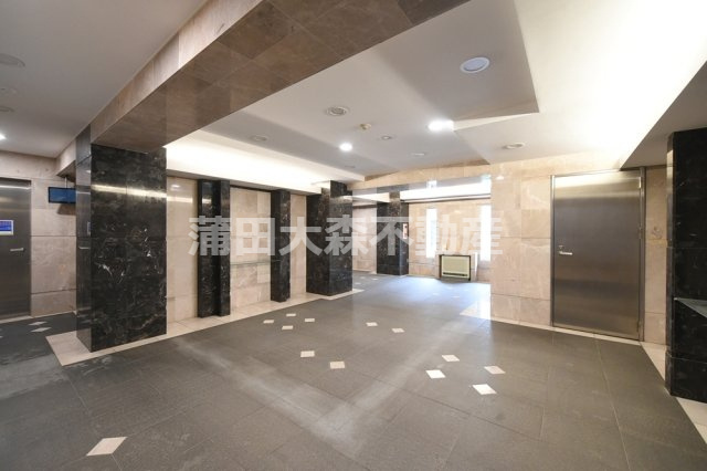 パレステュディオ大森WESTのエントランス