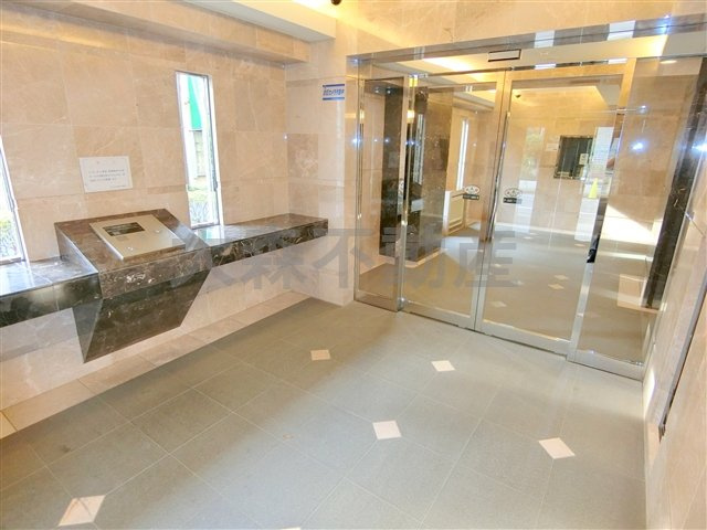 パレステュディオ大森WESTのエントランス|防犯カメラTVモニター付オートロック宅配BOXメールBOX管理人室