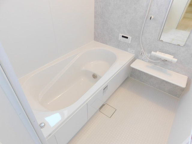 海部郡大治町大字八ツ屋字西田面の新築一戸建の浴室|◇浴室◇　　広い１坪サイズ（ＬＩＸＩＬ）・浴室暖房乾燥機・断熱浴槽・エコベンチ浴槽・お手入れ楽々カウンター・キレイサーモフロア・オートバス・バリアフリーバス・追い焚き・浴室窓あり