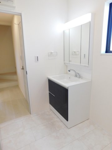 海部郡大治町大字八ツ屋字西田面の新築一戸建の独立洗面台|◇洗面室◇　　三面鏡シャンプードレッサー　くもり止め仕様　