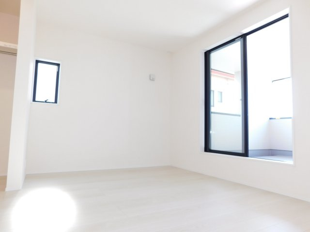 海部郡大治町大字八ツ屋字西田面の新築一戸建の洋室|◇２階洋室◇　　南面で明るい洋室６．５帖　ウォークインクローゼット完備♪　バルコニー利用可！