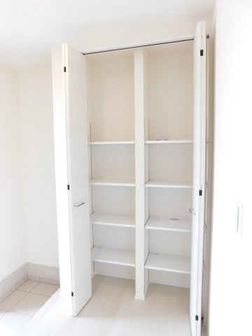 海部郡大治町大字八ツ屋字西田面の新築一戸建の玄関|◇玄関収納◇　　玄関がスッキリ片付く可動棚付きの大容量収納♪　