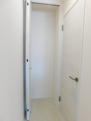 海部郡大治町大字八ツ屋字西田面の新築一戸建の収納|◇リビング収納◇　　掃除道具の収納や日用品のストックなどに便利な収納スペース♪