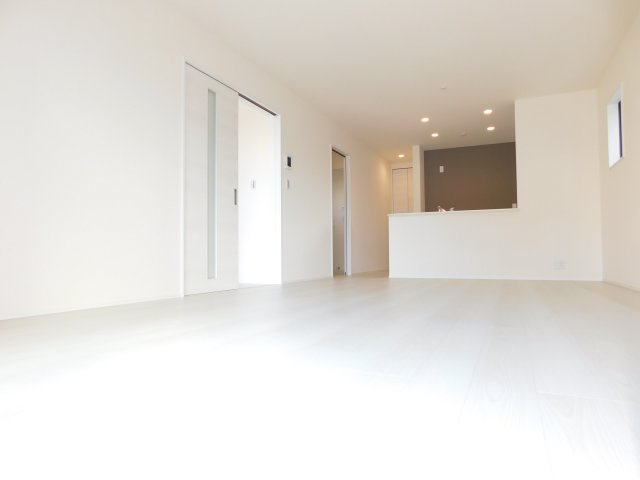 海部郡大治町大字八ツ屋字西田面の新築一戸建の居間・リビング|◇リビング◇　　南面で明るいリビング１８．５帖　キッチン奥に収納完備！