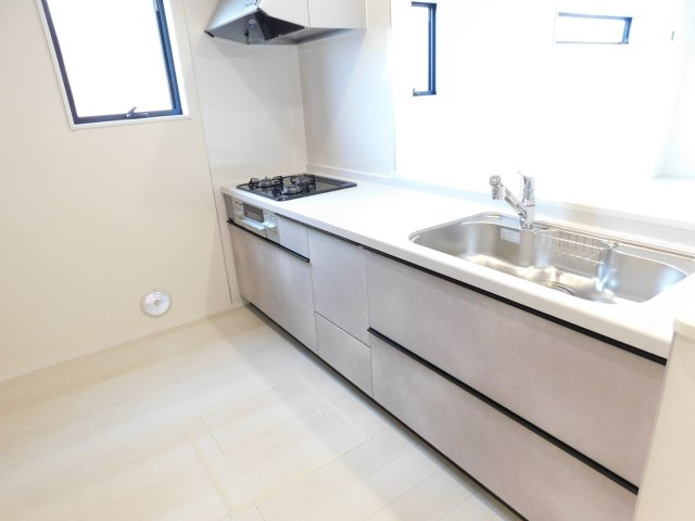 海部郡大治町大字八ツ屋字西田面の新築一戸建のキッチン|◇キッチン◇　　人気の対面式・人造大理石カウンター・浄水機能付ハンドシャワー・静音仕様シンク・スローインクローズレール・Ｓｉセンサーコンロ（３口）・床下収納庫