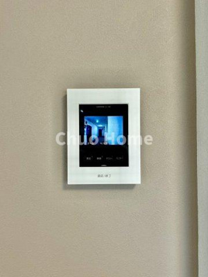 【セキュリティ】 | サクラハイツ | 【モニターホン】誰が来たかすぐにわかるカラーモニター付きインターホン。通話ボタンを押すまでは室内の音は漏れていませんので相手を確かめてから応対できます。