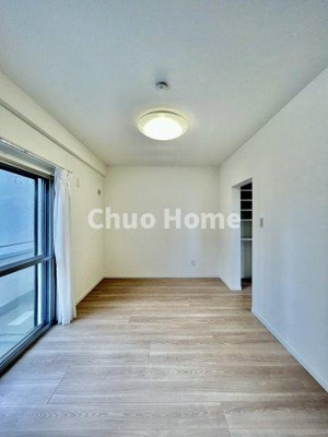 【寝室】 | サクラハイツ | 【寝室】心と体をゆったりと安らげる主寝室。寝室のゆとりが大きい分だけ、暮らしの安らぎは深まります。一日の疲れを癒すだけでなく、ご夫婦の親密な語らいを紡ぎ出します