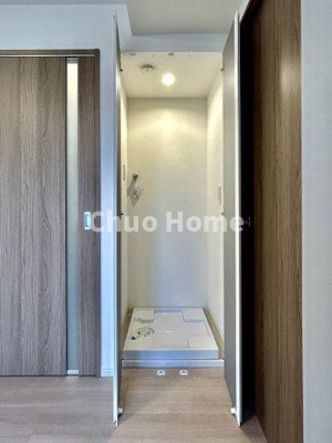 【ランドリースペース】 | サクラハイツ | 【ランドリースペース】担当者がスケールを持ち歩いておりますので、ご見学時には現在お使いの洗濯機などがきちんと収まるかなどもチェックして下さい。見学前に測っておくと非常に便利だと思います。