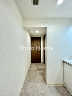 【脱衣所】 | サクラハイツ | 【洗面所】明るい洗面所は朝をすっきりさせてくれる空間です。バタバタしている忙しい朝でも収納が多い洗面台では短い時間で効率良く支度ができます。