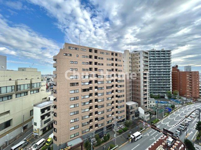 【展望】 | サクラハイツ | 手を伸ばせば、ふれることが出来そうな環境が、そのままインテリアになったような印象です。その豊かな眺望にふさわしい空間には、通風・採光にも優れ、心地よい光と風があふれています