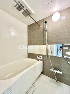 【浴室】 | サクラハイツ | 【バスルーム】暖房換気乾燥機付きシステムバスルーム。暖房・冷風・換気・乾燥など、毎日を快適に過ごせるうれしい機能が揃っています。雨の日の洗濯物も安心です。