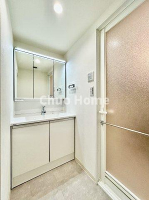 【独立洗面台】 | サクラハイツ | 【洗面化粧台】洗面化粧台には三面鏡を採用。身だしなみを整えやすい事はもちろんですが、鏡の後ろに収納スペースを設ける事により、散らかりやすい洗面スペースをすっきりさせる事が出来るのも嬉しいですね