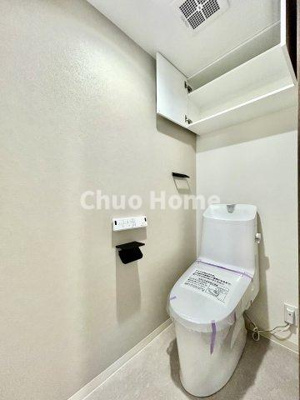 【トイレ】 | サクラハイツ | 【トイレ】 収納スペースをしっかりと確保した温水洗浄便座機能付きトイレ。温水洗浄便座は清潔にお使いいただくための大切なアイテムです。