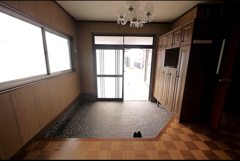 守山市守山３丁目の店舗事務所の玄関