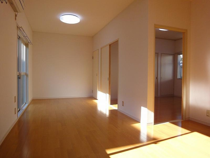 ラフォーレ・アパートD棟の居間・リビング|こちらのリビングで趣味の時間をお楽しみください