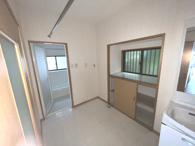 串間保育園そば　オール電化一戸建ての脱衣所|脱衣スペースは広く造られています