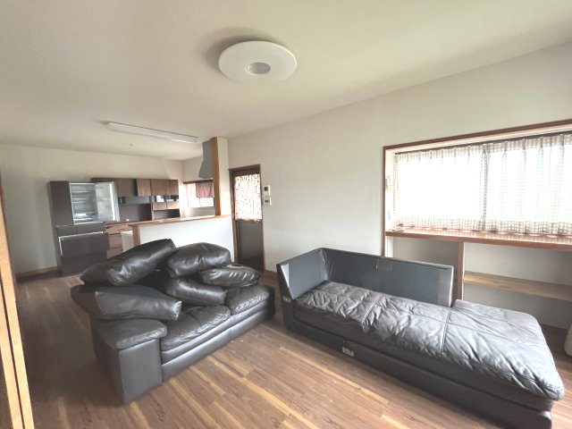 串間保育園そば　オール電化一戸建ての居間・リビング|リビングのソファーもお付け出来ます