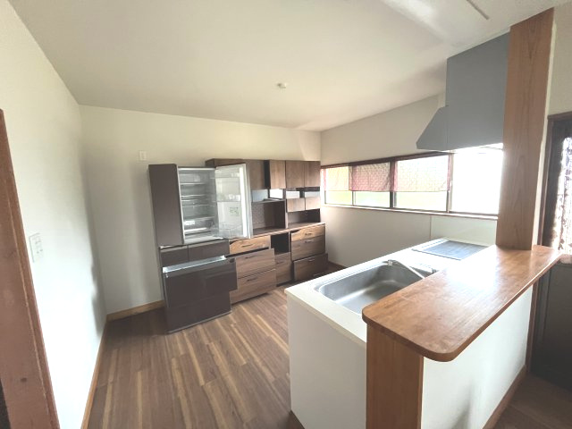 串間保育園そば　オール電化一戸建てのキッチン|カウンターキッチンです。後ろの食器棚、冷蔵庫もお付け出来ます。